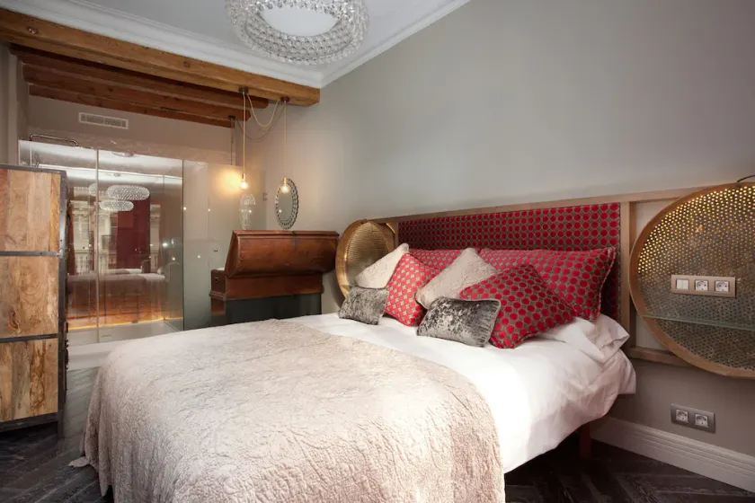 Exquisite appartement rénové avec beaucoup d'histoire au cœur de Barcelone 3 BR 3bth - Image 1
