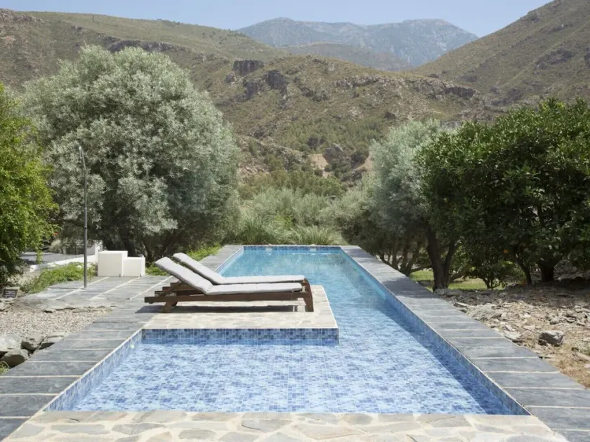 Villa com piscina privada, rodeada por montanhas, oliveiras, nogueira e laranjeiras - Image 1
