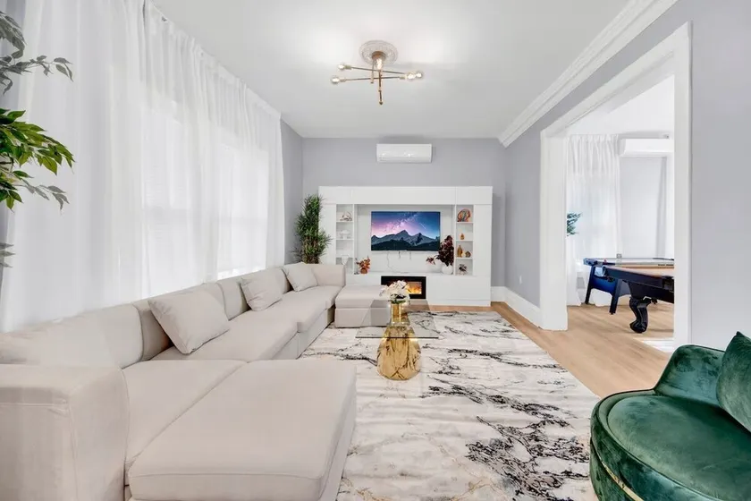 Luxury 3BR Family Home Game Room Parking - Image 1