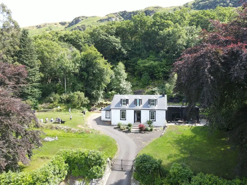 Modern Cottage, big garden, AGA, Loch/Mountain Views. Cinema Room & Log Burner - Image 1
