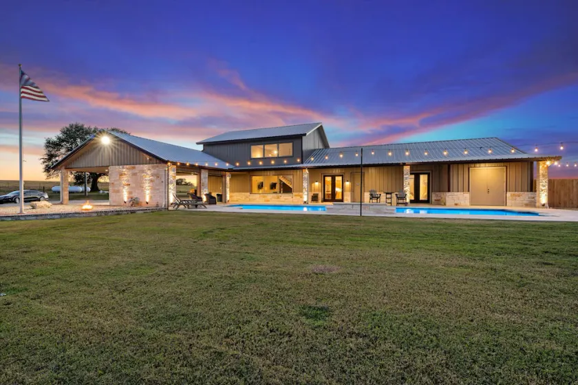 The Pool House - Image 1