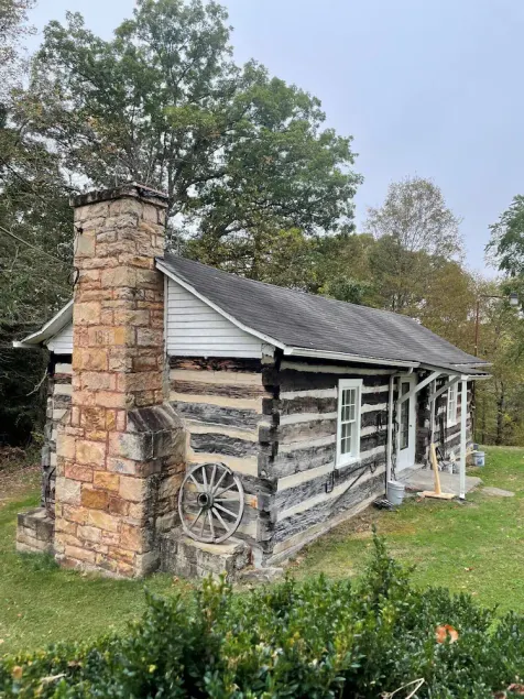 Rustic Cabin minutes from New River Gorge National Park and downtown Oak Hill. - Image 1