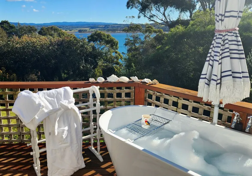 Stunning water views. Direct bayside access.  Free WIFI.  Dark sky viewing. - Image 1