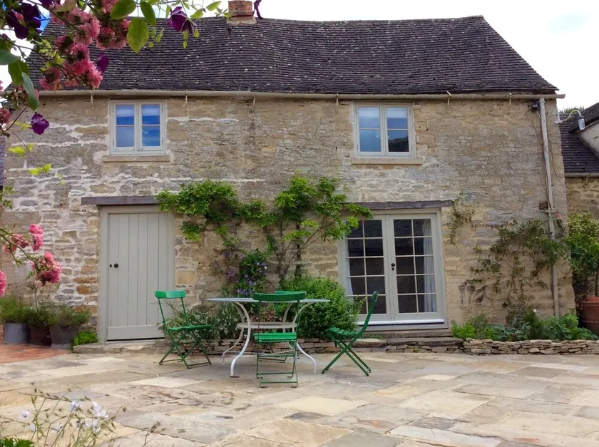 A cosy Cotswold cottage near Blenheim Palace, Oxford, - Image 1
