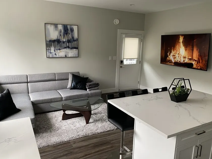 Suite privée moderne, calme, lumineuse, luxueuse et propre avec parking gratuit & climatisation - Image 1