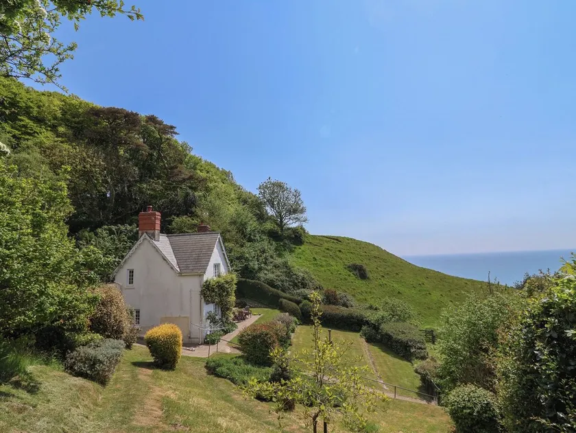 LYNCH COTTAGE, pet friendly, with open fire in Lyme Regis - Image 1