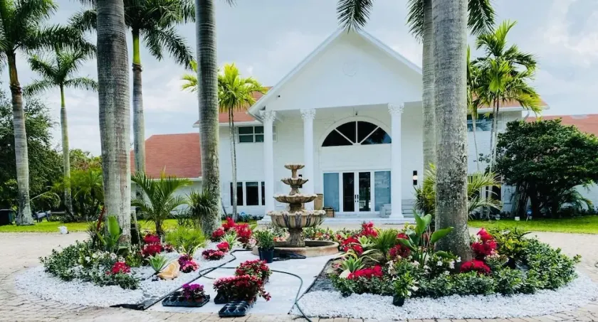 Villa Amore Private Estate on 3 Acres - Image 1