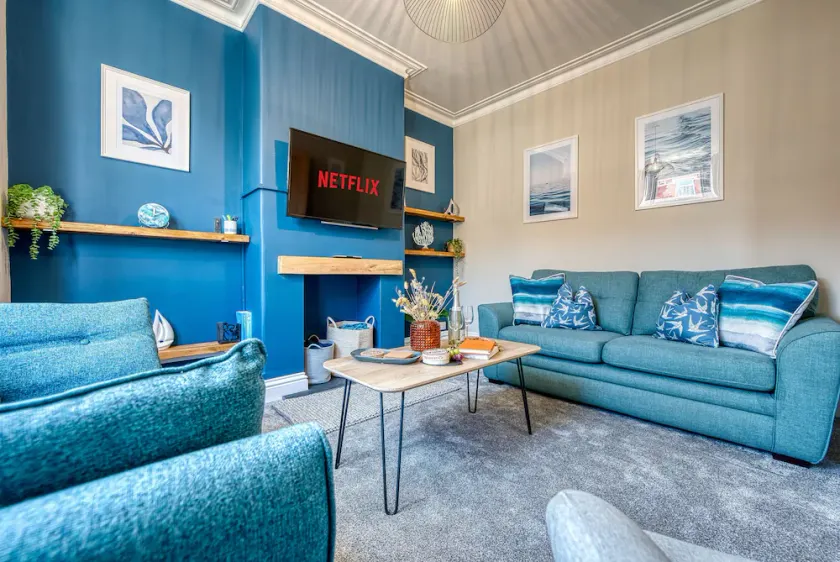 2-Bedroom Modern, Stunning & Stylish Contractor House, Sleeps 4, Prime Portsmouth Location with Free Parking Permit - by Blue Puffin Stays - Image 1