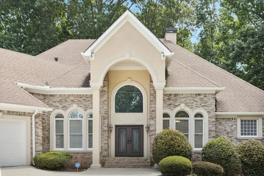 Beautiful 9 bedroom home 20 mins from Airport and Downtown - Image 1