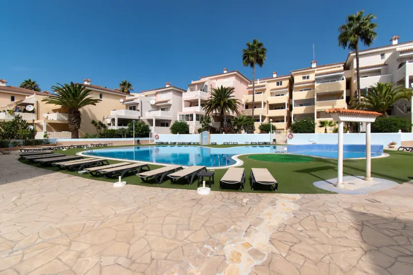 Modern 1 apartment with communal pool - Image 1