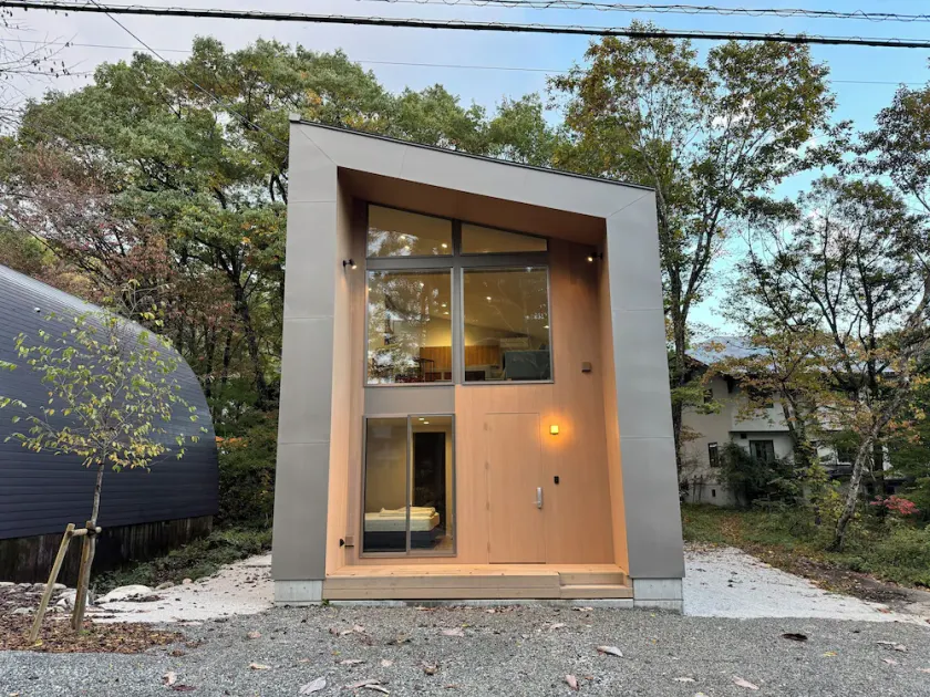 Everglow - Modern Home, 5 min to Echoland - Image 1