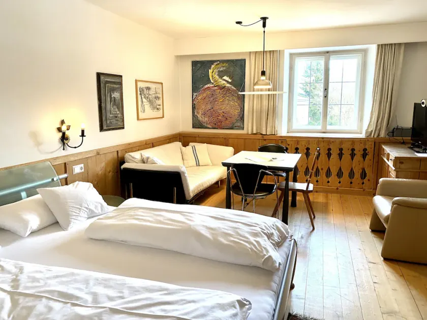 Romantisk studie med have, svømmehal, bjergbaner gratis - Image 1