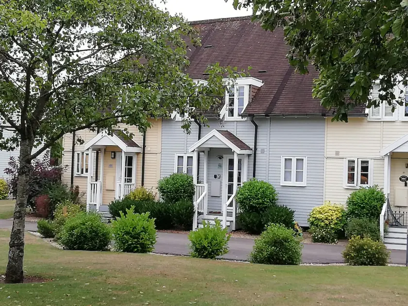 Schöne Lodge mit privater Terrasse und herrlichem Seeblick in den Cotswolds Water Parks. - Image 1