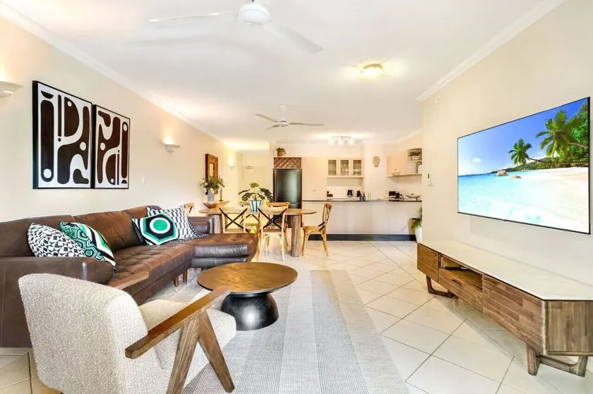 Central Park - City Fringe- Luxury 3BR Apartment | Pool, Balcony & CBD Fringe - Image 1