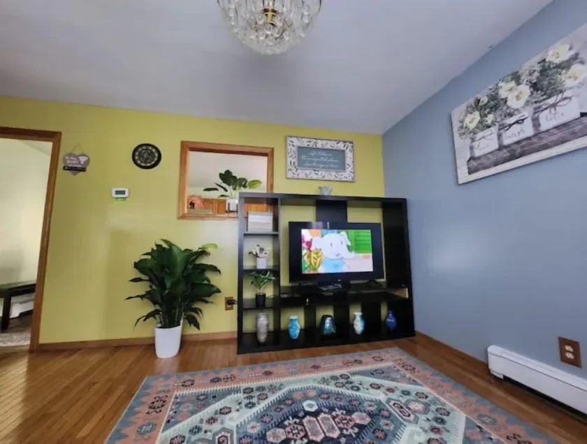 Cheerful 2-Bedroom Home With On Premises Parking - Image 1