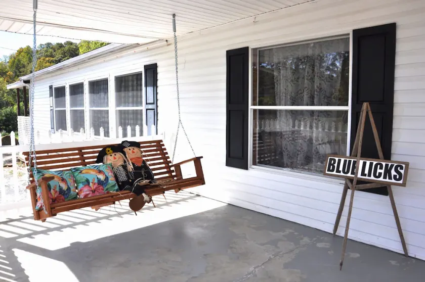 BLUE LICKS BUNGALOW-Next to Blue Licks State Park - Image 1