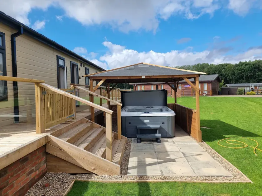 2-Bed Lodge Sleeps 5 w Hot Tub & Lake View - Image 1
