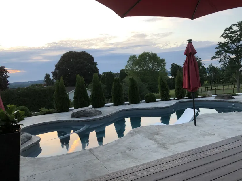 Stay in your own, private resort. 4 br with heated pool, hot tub and lake views! - Image 1