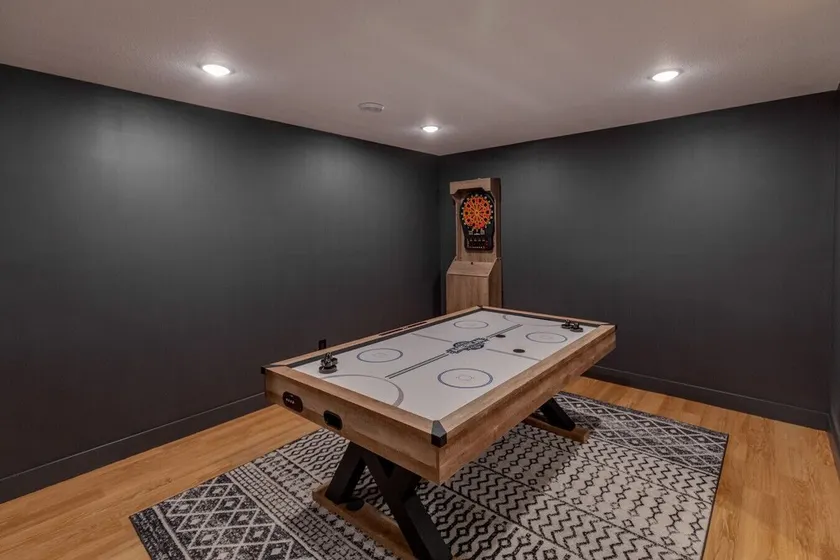 Sunroom-Game room- Family Room- Kayaks, Games, Water Toys, Beach & Dock! - Image 1