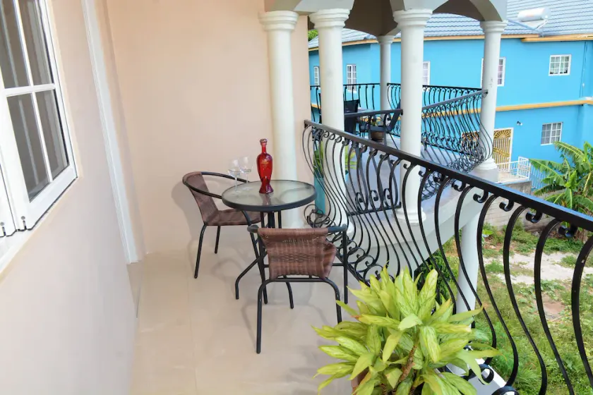 Winter Escape with Seaview - Private Balcony & Fast WiFi - Image 1