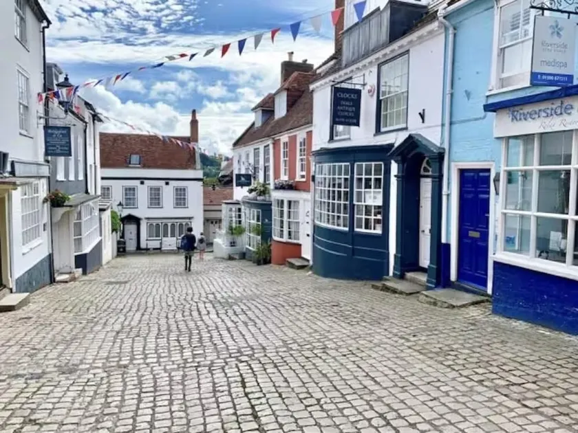 Lymington 1-bed Apt, Sleeps 3 With Parking - Image 1