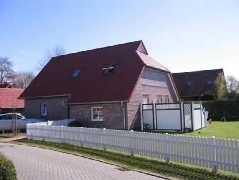 Lone-standing vacation home with a large garden in a peaceful location - Image 1