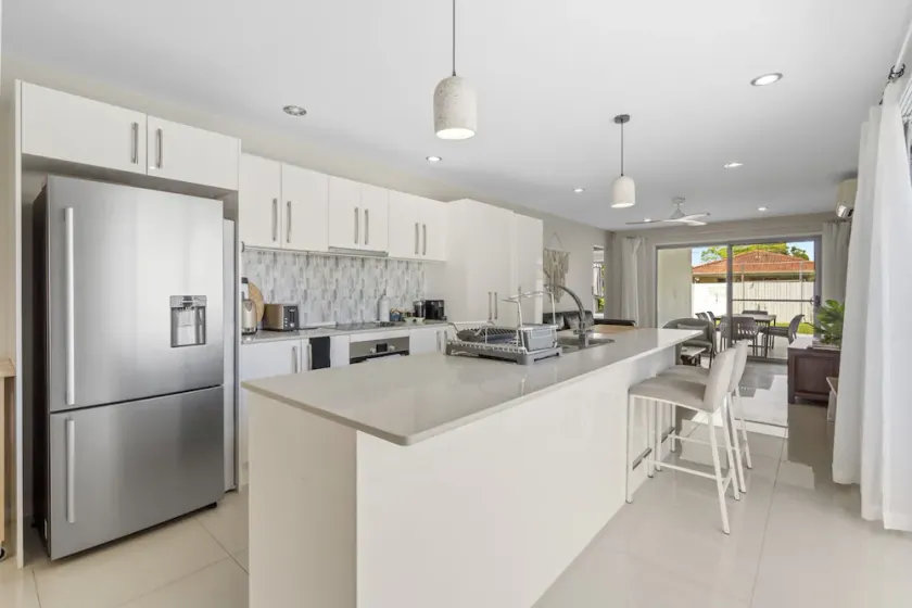 Spacious 4-Bed House with Secure Parking - Image 1