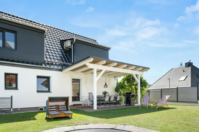 Premium FeelGood Ferienhaus - 212 qm - Sauna, Garten, Terrasse & Grill - Bis zu 13 Gäste - 2 Apartments - ideal für Familien & Gruppen - Image 1