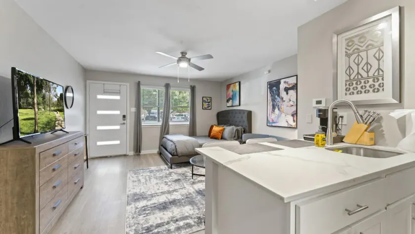 Quaint Studio Close to Downtown and Domain - Image 1