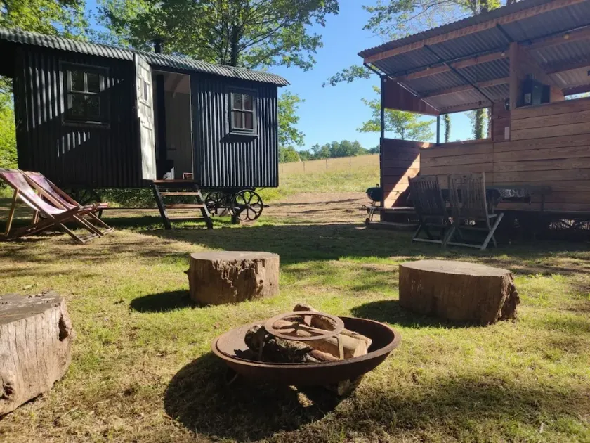 Romantic riverfront shepherds' hut with outdoor kitchen w/firepit - Image 1