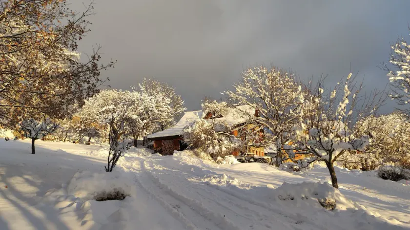 Chalet 5 bd/12 p. Hautes-Alpes, lake, ski, mountain, sauna and wood fire - Image 1