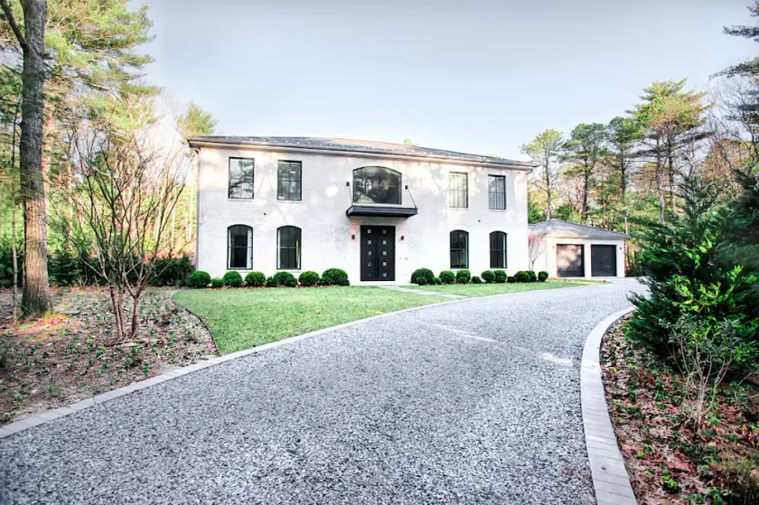 Nyligt afsluttet 5BR / 4. 5BA m / opvarmet Gunite-pool, rummelig gårdhave og pejs - Image 1