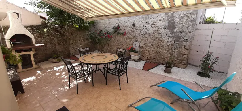 Quiet house with a courtyard, not overlooked - Image 1