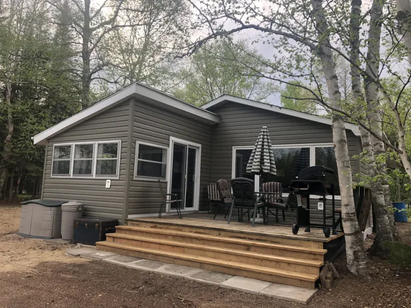 Beautiful 2 bedroom lakefront cottage - Image 1