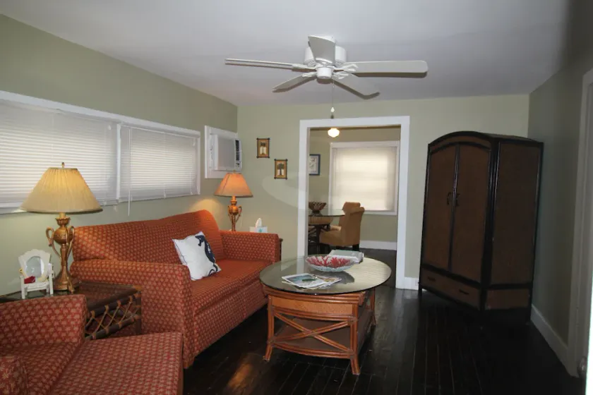 Propriété riveraine avec un pittoresque chalet d'une chambre profiter du charme de la Floride - Image 1