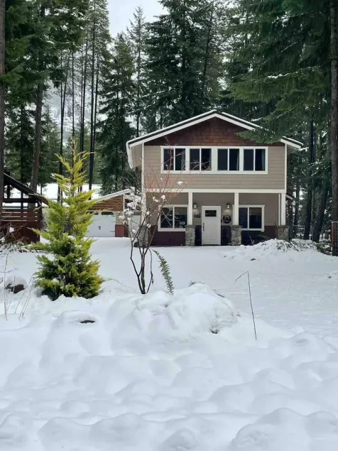 Dog friendly, updated cabin- hot tub & fenced yard, 5 min to Lake Easton/Kachess - Image 1