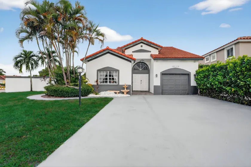 Luxury 3BR-2 1/2 Bath w/Patio Entertainment area - Image 1