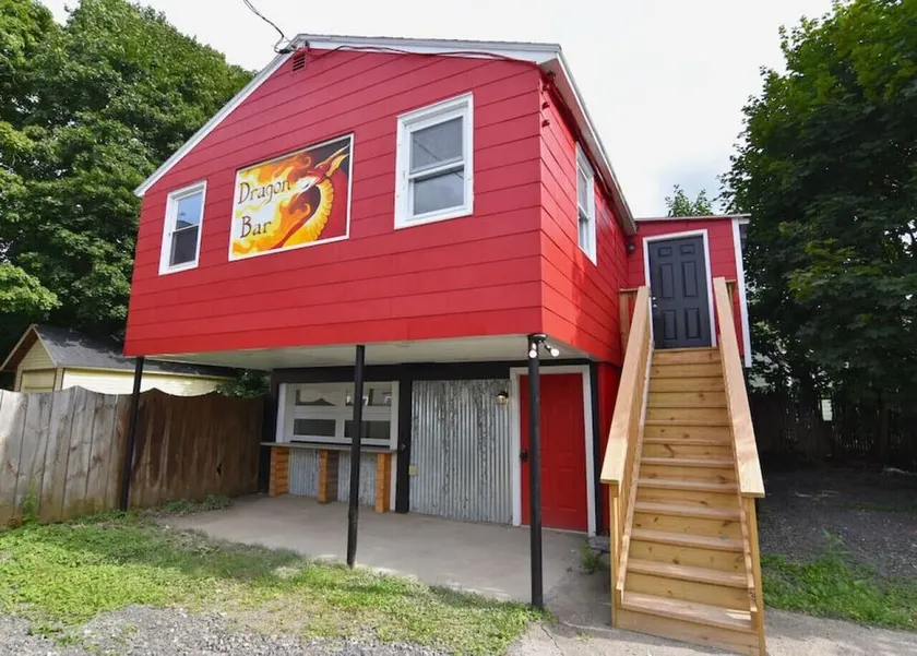Retro on Maple Avenue - Image 1