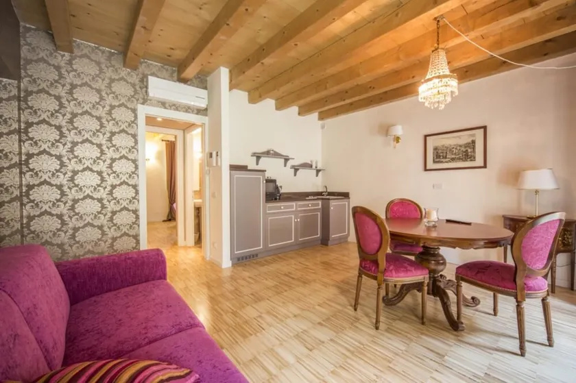 The Empress Apartment   Split Level   Lady Capulet - Image 1