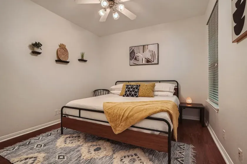 Spacious 6-bedroom Duplex  w/Pool Mins FC Stadium / Domain - Image 1