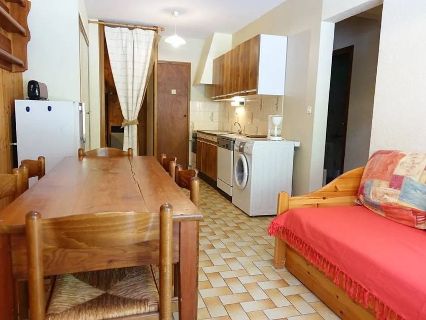 Cozy 6-Person Apt at Ski Base, Hiking Trails, 2-Star Rating, Parking, Wi-Fi Options - Image 1