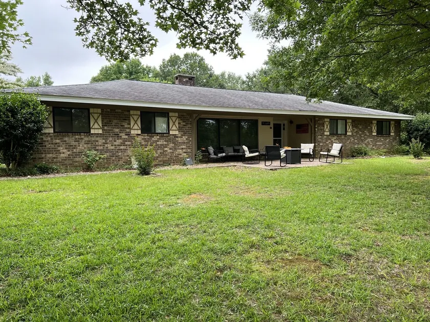 Lakefront retreat, perfect for Alabama or Mississippi State games. - Image 1