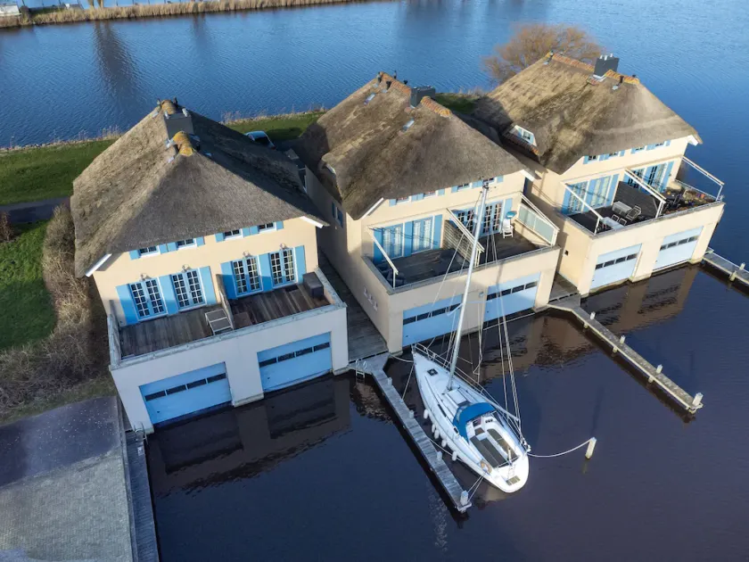 Thatched house with water views - Image 1
