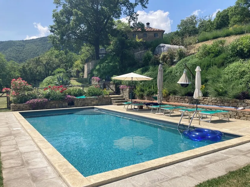 Grande maison de campagne rénovée avec piscine, idéale pour des petits groupes - Image 1