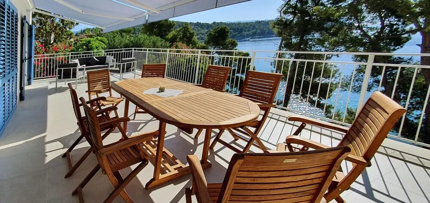 Villa on the seafront for 8 people - Image 1
