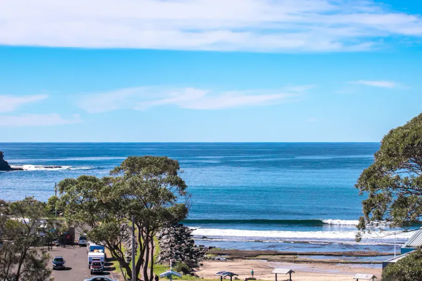 Coastal setting minutes from beach and shops - Image 1