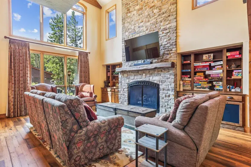 Stay at Friendly Fox Chalet, a large pet friendly home in a great location-Hot Tub! - Image 1
