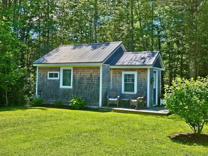 Cozy Cabin By The Pond, Sleeps 2 - Image 1