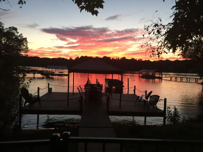 Sunset Serenity / Kayaks Included / Beach Fire Pit / Pier Fishing - Image 1