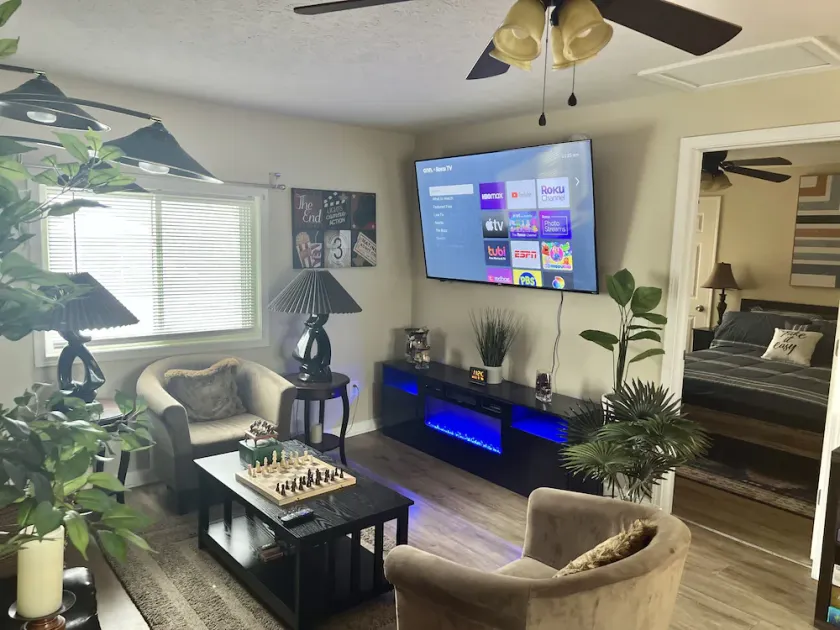 A Cozy, Homely, Fun Retreat minutes from downtown - Image 1